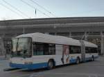 (167'878) - VBL Luzern - Nr. 201 - Hess/Hess Gelenktrolleybus am 25. Dezember 2015 beim Bahnhof Luzern
