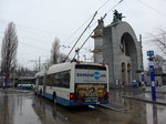 (169'496) - VBL Luzern - Nr. 205 - Hess/Hess Gelenktrolleybus am 25. Mrz 2016 beim Bahnhof Luzern
