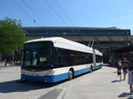 (173'876) - VBL Luzern - Nr. 212 - Hess/Hess Gelenktrolleybus am 8. August 2016 beim Bahnhof Luzern