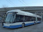 (177'134) - VBL Luzern - Nr. 230 - Hess/Hess Gelenktrolleybus am 10. Dezember 2016 beim Bahnhof Luzern