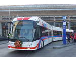 (177'139) - VBL Luzern - Nr. 409 - Hess/Hess Doppelgelenktrolleybus am 11. Dezember 2016 beim Bahnhof Luzern