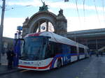 (177'141) - VBL Luzern - Nr. 237 - Hess/Hess Doppelgelenktrolleybus am 11. Dezember 2016 beim Bahnhof Luzern