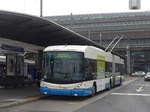 (177'199) - VBL Luzern - Nr. 221 - Hess/Hess Gelenktrolleybus am 11. Dezember 2016 beim Bahnhof Luzern