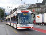 (185'105) - VBL Luzern - Nr. 401 - Hess/Hess Doppelgelenktrolleybus am 18. September 2017 in Luzern, Bahnhofbrcke