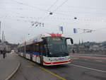 VBL Luzern/605423/189325---vbl-luzern---nr (189'325) - VBL Luzern - Nr. 402 - Hess/Hess Doppelgelenktrolleybus am 17. Mrz 2018 in Luzern, Bahnhofbrcke