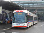 (200'138) - VBL Luzern - Nr. 408 - Hess/Hess Doppelgelenktrolleybus am 24. Dezember 2018 beim Bahnhof Luzern