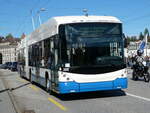 (241'748) - VBL Luzern - Nr. 225 - Hess/Hess Gelenktrolleybus am 22. Oktober 2022 in Luzern, Bahnhofbrcke