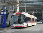 (242'427) - VBL Luzern - Nr. 236 - Hess/Hess Doppelgelenktrolleybus am 11. November 2022 beim Bahnhof Luzern