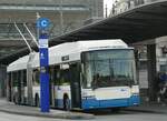 (242'432) - VBL Luzern - Nr. 201 - Hess/Hess Gelenktrolleybus am 11. November 2022 beim Bahnhof Luzern
