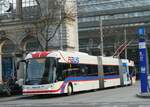 (242'445) - VBL Luzern - Nr. 407 - Hess/Hess Gelenktrolleybus am 11. November 2022 beim Bahnhof Luzern