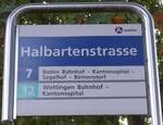 (195'944) - a-welle-Haltestellenschild - Wettingen, Halbartenstrasse - am 17.