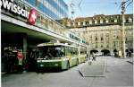 Bern/229358/044025---svb-bern---nr (044'025) - SVB Bern - Nr. 34 - FBW/Gangloff Gelenktrolleybus am 11. Dezember 2000 beim Bahnhof Bern