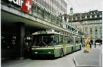 Bern/233030/048033---svb-bern---nr (048'033) - SVB Bern - Nr. 57 - FBW/Hess Gelenktrolleybsu am 16. Juli 2001 beim Bahnhof Bern