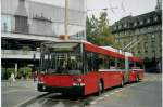 (071'829) - Bernmobil, Bern - Nr. 18 - NAW/Hess Gelenktrolleybus am 8. Oktober 2004 beim Bahnhof Bern
