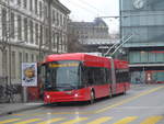 Bern/605907/189436---bernmobil-bern---nr (189'436) - Bernmobil, Bern - Nr. 27 - Hess/Hess Gelenktrolleybus am 17. Mrz 2018 beim Bahnhof Bern