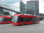 (195'464) - Bernmobil, Bern - Nr. 22 - Hess/Hess Gelenktrolleybus am 1. August 2018 beim Bahnhof Bern