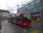 Bern/642438/199934---bernmobil-bern---nr (199'934) - Bernmobil, Bern - Nr. 27 - Hess/Hess Gelenktrolleybus am 10. Dezember 2018 beim Bahnhof Bern