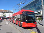 Bern/708391/219172---bernmobil-bern---nr (219'172) - Bernmobil, Bern - Nr. 43 - Hess/Hess Doppelgelenktrolleybus am 27. Juli 2020 beim Bahnhof Bern