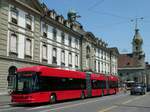 (251'625) - Bernmobil, Bern - Nr. 43 - Hess/Hess Doppelgelenktrolleybus am 17. Juni 2023 beim Bahnhof Bern