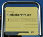 (241'574) - STI-Haltestellenschild - Heimberg, Riedackerstrasse - am 19. Oktober 2022