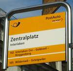 (134'542) - PostAuto-Haltestellenschild - Interlaken, Zentralplatz - am 27.