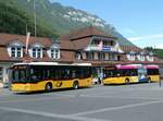 (253'083) - PostAuto Bern - BE 610'531/PID 11'947 - Mercedes + BE 610'537/PID 5070 - Solaris am 27. Juli 2023 beim Bahnhof Interlaken Ost