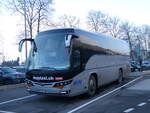 Interlaken/873841/271231---may-taxi-verbier---vs (271'231) - May-Taxi, Verbier - VS 122'510 - Beulas am 18. Januar 2025 beim Bahnhof Interlaken Ost