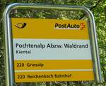 (237'659) - PostAuto-Haltestellenschild - Kiental, Pochtenalp Abzw. Waldrand - am 26. Juni 2022