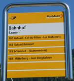saanen/820379/252597---postauto-haltestellenschild---saanen-bahnhof (252'597) - PostAuto-Haltestellenschild - Saanen, Bahnhof - am 11. Juli 2023