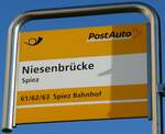 (241'572) - PostAuto-Haltestellenschild - Spiez, Niesenbrcke - am 18. Oktober 2022