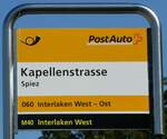 (249'486) - PostAuto-Haltestellenschild - Spiez, Kapellenstrasse - am 3. Mai 2023