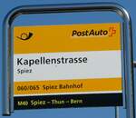 (249'489) - PostAuto-Haltestellenschild - Spiez, Kapellenstrasse - am 3. Mai 2023