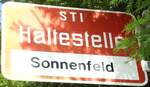 Steffisburg/735392/128207---sti-haltestellenschild---steffisburg-sonnenfeld (128'207) - STI-Haltestellenschild - Steffisburg, Sonnenfeld - am 1. August 2010