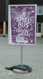 (236'530) - Infotafel - Der Spielbus ist unterwegs - am 30. Mai 2022 in Steffisburg, Kirche Glockental