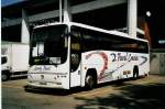 (055'924) - Aus England: 2 Travel Coaches, Swansea - Y 818 HHE - Plaxton am 5. September 2002 in Thun, Grabengut