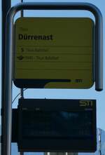 (238'293) - STI-Haltestellenschild und Infobildschirm am 18. Juli 2022 in Thun, Drrenast