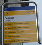 (231'985) - PostAuto-Haltestellenschild - Glarus, Bahnhof - am 10.