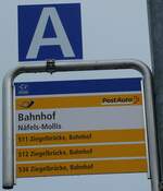 (231'972) - PostAuto-Haltestellenschild - Nfels-Mollis, Bahnhof - am 10.