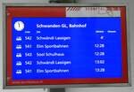 (244'414) - Sernftalbus-Infobildschirm am 3. Januar 2023 beim Bahnhof Schwanden
