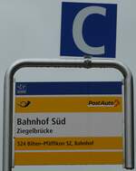 (244'404) - PostAuto-Haltestellenschild - Ziegelbrcke, Bahnhof Sd - am 3. Januar 2023