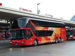 (241'274) - Aus Deutschland: Unser Roter Bus, Knigsbrck - VG-B 97 - Neoplan am 14. Oktober 2022 beim Bahnhof Chur