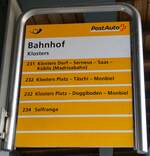 (241'148) - PostAuto-Haltestellenschild - Klosters, Bahnhof - am 12. Oktober 2022