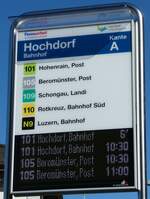 (253'307) - Zugerland Verkehrsbetriebe-Haltestellenschild und Infobildschirm am 3. August 2023 beim Bahnhof Hochdorf
