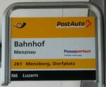 (252'812) - PostAuto-Haltestellenschild - Menznau, Bahnhof - am 20. Juli 2023