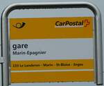 (256'176) - PostAuto-Haltestellenschild - Marin-Epagnier, gare - am 19. Oktober 2023