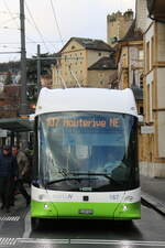transN, La Chaux-de-Fonds - Nr. 167/NE 209'167 - Hess/Hess Gelenktrolleybus am 14. Dezember 2023 in Neuchtel, Place Pury (Aufnahme: Martin Beyer)