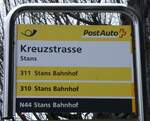 (260'302) - PostAuto-Haltestellenschild - Stans, Kreuzstrasse - am 12. Mrz 2024