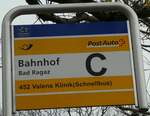 (230'553) - PostAuto-Haltestellenschild - Bad Ragaz, Bahnhof - am 12. November 2021