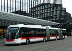 (248'452) - St. Gallerbus, St. Gallen - Nr. 132 - Hess/Hess Doppelgelenktrolleybus am 13. April 2023 beim Bahnhof St. Gallen