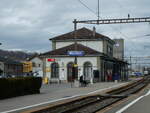 moudon/760692/230705---postautotpf-haltestelle-am-13-november (230'705) - PostAuto/TPF-Haltestelle am 13. November 2021 beim Bahnhof Moudon